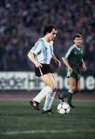 EL BOCHA. Dominándolo todo, hace 30 años, en Düsseldorf. Un recuerdo inolvidable para todos los futboleros argentinos. Y también para los alemanes, que lo rodearon tan sólo mencionando aquella genialidad de 1984.