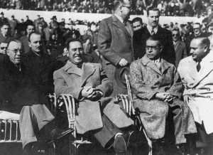 RELACIONES CARNALES Y FUTBOLERAS. el primero de la izquierda  es Milton Eisenhower, hermano del presidente de EEUU. Estaba de visita diplomática y el General se lo llevó a ver el Superclásico. 